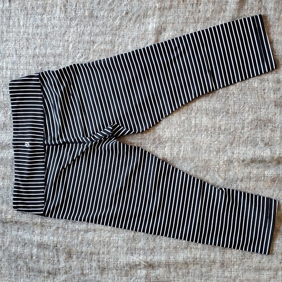 Lululemon Wunder Under Crops - Picture 4 of 4